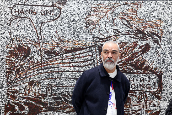 [서울=뉴시스] 박진희 기자 = 호주 케언즈 원주민 혈통인 다니엘 보이드(Daniel Boyd) 작가가 9일 서울 종로구 국제갤러리에서 개인전 '피네간의 경야(Finnegans Wake)' 기자간담회를 갖고 작품 설명을 하고 있다.  2025.12.09. pak7130@newsis.com