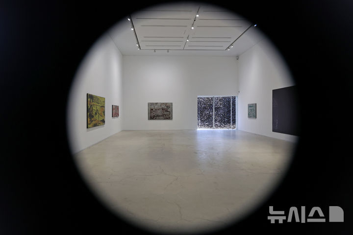 [서울=뉴시스] 박진희 기자 = 국제갤러리는 9일 서울 종로구 국제갤러리 K3와 한옥 공간에서 다니엘 보이드(Daniel Boyd)의 개인전 '피네간의 경야(Finnegans Wake)' 기자간담회를 갖고 작가의 신작은 소개하고 있다. 2025.12.09. pak7130@newsis.com