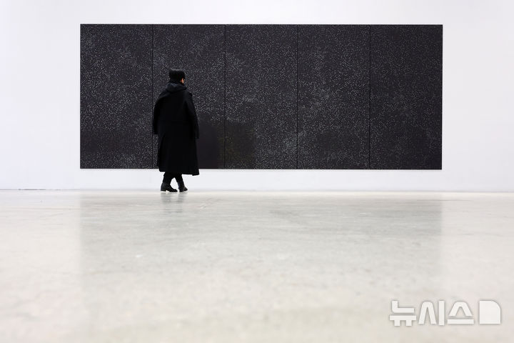 [서울=뉴시스] 박진희 기자 = 국제갤러리는 9일 서울 종로구 국제갤러리 K3와 한옥 공간에서 다니엘 보이드(Daniel Boyd)의 개인전 '피네간의 경야(Finnegans Wake)' 기자간담회를 갖고 작가의 신작을 소개하고 있다.  ‘렌즈’가 설치작품 'Untitled (PCSAIMTRA)'. 2025.12.09. pak7130@newsis.com