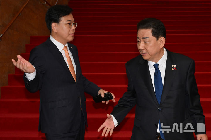 [서울=뉴시스] 김금보 기자= 김병기 더불어민주당 원내대표와 송언석 국민의힘 원내대표가 9일 서울 여의도 국회에서 우원식 국회의장 주재 원내대표 회동을 마치고 대화를 하고 있다.(공동취재) 2025.12.09. photo@newsis.com