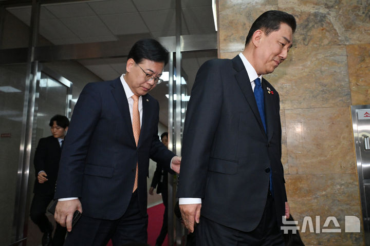[서울=뉴시스] 김금보 기자 = 김병기(오른쪽) 더불어민주당 원내대표와 송언석 국민의힘 원내대표가 9일 서울 여의도 국회에서 우원식 국회의장과 회동을 가진 뒤 의장실을 나서고 있다. (공동취재) 2025.12.09. photo@newsis.com
