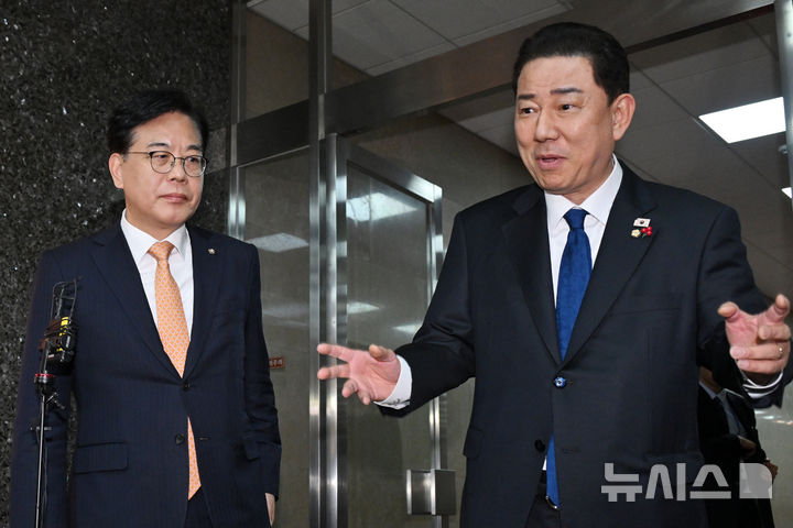 [서울=뉴시스] 김금보 기자 = 김병기(오른쪽) 더불어민주당 원내대표와 송언석 국민의힘 원내대표가 9일 서울 여의도 국회에서 회동을 가진 뒤 의장실을 나서며 취재진에게 입장을 밝히고 있다. (공동취재) 2025.12.09. photo@newsis.com