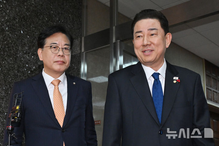 [서울=뉴시스] 김금보 기자 = 김병기(오른쪽) 더불어민주당 원내대표와 송언석 국민의힘 원내대표가 9일 서울 여의도 국회에서 회동을 가진 뒤 의장실을 나서며 취재진에게 입장을 밝히고 있다. (공동취재) 2025.12.09. photo@newsis.com