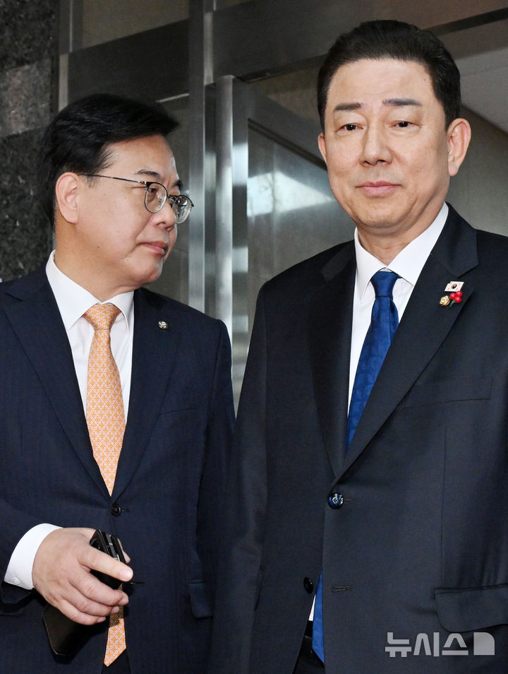 [서울=뉴시스] 김금보 기자 = 김병기(오른쪽) 더불어민주당 원내대표와 송언석 국민의힘 원내대표가 9일 서울 여의도 국회에서 회동을 가진 뒤 의장실을 나서며 취재진에게 입장을 밝히고 있다. (공동취재) 2025.12.09. photo@newsis.com