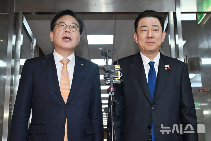 [서울=뉴시스] 김금보 기자 = 김병기(오른쪽) 더불어민주당 원내대표와 송언석 국민의힘 원내대표가 9일 서울 여의도 국회에서 회동을 가진 뒤 의장실을 나서며 취재진에게 입장을 밝히고 있다. (공동취재) 2025.12.09. photo@newsis.com