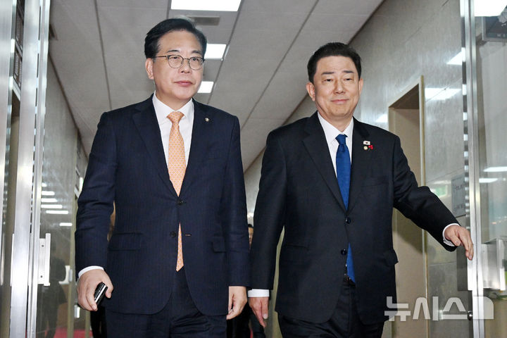 [서울=뉴시스] 김금보 기자 = 김병기(오른쪽) 더불어민주당 원내대표와 송언석 국민의힘 원내대표가 9일 서울 여의도 국회에서 우원식 국회의장과 회동을 가진 뒤 의장실을 나서고 있다. (공동취재) 2025.12.09. photo@newsis.com