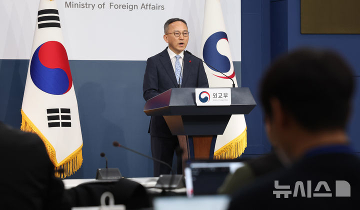 [서울=뉴시스] 추상철 기자 = 박일 외교부 대변인이 9일 오후 서울 종로구 정부서울청사에서 정례브리핑을 하고 있다. 2025.12.09. scchoo@newsis.com