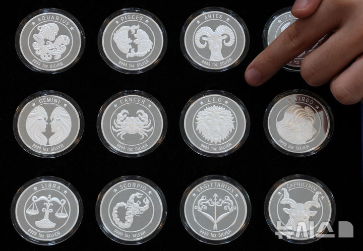 [서울=뉴시스] 이영환 기자 = 은값 상승 랠리가 이어지고 있는 9일 오후 서울 종로구 한국금거래소에서 직원이 은 제품을 선보이고 있다.뉴욕상품거래소와 런던금속거래소에 따르면 지난 5일(현지시간) 국제 은값(선물)은 온스당 59.05달러(약 8만700원)로 처음으로 60달러 선에 근접했다. 2025.12.09. 20hwan@newsis.com