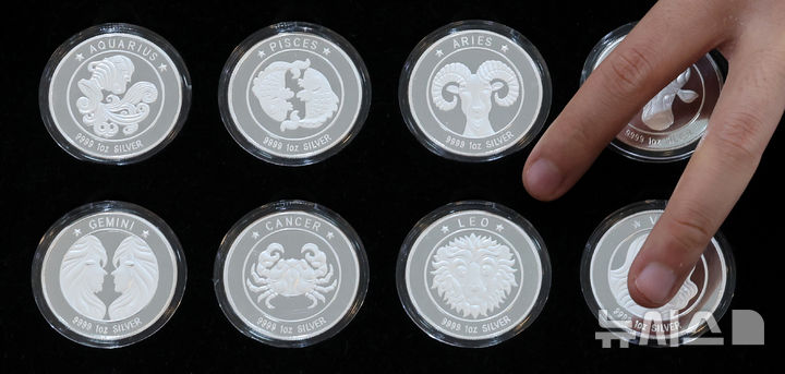 [서울=뉴시스] 은 가격이 45년 만에 역대 최고치를 기록한 가운데 현재 미국산 원유보다 높은 가격에 거래되고 있다. 은값이 유가를 앞지른 것은 2020년 코로나 19 팬데믹 이후 처음이라고 28일(현지 시간) WSJ가 보도했다. 사진은 지난 9일 한국금거래소에서 직원이 은 제품을 선보이는 모습. (사진=뉴시스DB) 2025.12.29.