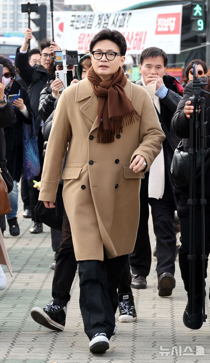 [서울=뉴시스] 김금보 기자 = 한동훈 국민의힘 전 대표가 9일 오후 서울 여의도 국회 앞에서 제2연평해전 영웅 고 한상국 상사 아내 김한나 씨의 지연성 PTSD 법 입법 촉구 1인 시위에 동참하고 있다. 2025.12.09. kgb@newsis.com