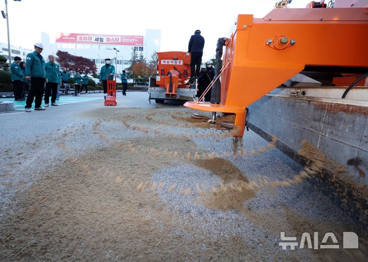  [부산=뉴시스] 하경민 기자 = 지난 9일 부산 부산진구청에서 공무원들이 폭설 및 도로 결빙 등에 대비하기 위해 염화칼슘살포기, 제설기 등 제설장비 운영을 점검하고 있다. 부산진구는 현재 제설제 51t과 모래 25만㎏(2만5000포)를 확보했으며, 제설제 사용에 따른 환경 영향을 최소화하기 위해 전량 친환경 제설제로 비축하는 데 힘쓰고 있다. 2025.12.09. yulnetphoto@newsis.com