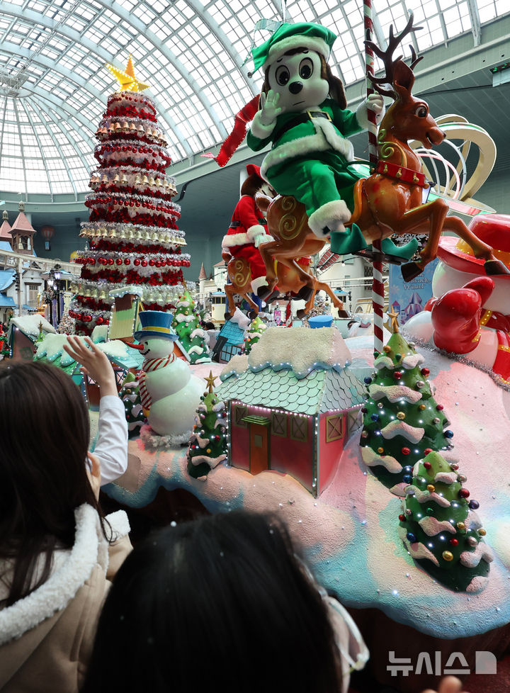 [서울=뉴시스] 배훈식 기자 = 9일 오후 서울 송파구 롯데월드 어드벤처에서 겨울 시즌 메인 공연 '해피 크리스마스 퍼레이드'가 펼쳐지고 있다. 롯데월드는 오는 22일부터 내년 3월 2일 까지 '프린세스 캐치! 티니핑'과 함께하는 '트윙클 미라클 윈터'를 진행한다. 2025.12.09. dahora83@newsis.com