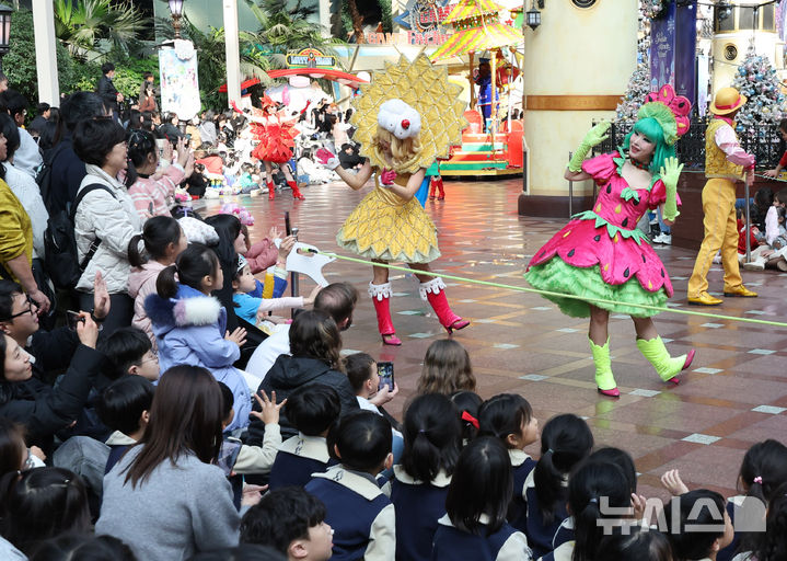 [서울=뉴시스] 배훈식 기자 = 9일 오후 서울 송파구 롯데월드 어드벤처에서 겨울 시즌 메인 공연 '해피 크리스마스 퍼레이드'가 펼쳐지고 있다. 롯데월드는 오는 22일부터 내년 3월 2일 까지 '프린세스 캐치! 티니핑'과 함께하는 '트윙클 미라클 윈터'를 진행한다. 2025.12.09. dahora83@newsis.com