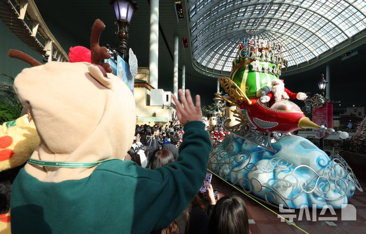 [서울=뉴시스] 배훈식 기자 = 9일 오후 서울 송파구 롯데월드 어드벤처에서 겨울 시즌 메인 공연 '해피 크리스마스 퍼레이드'가 펼쳐지고 있다. 롯데월드는 오는 22일부터 내년 3월 2일 까지 '프린세스 캐치! 티니핑'과 함께하는 '트윙클 미라클 윈터'를 진행한다. 2025.12.09. dahora83@newsis.com