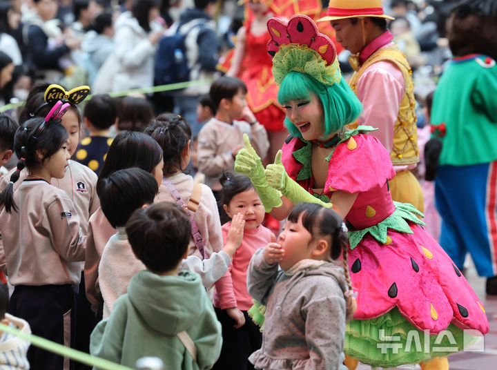 [서울=뉴시스] 배훈식 기자 = 9일 오후 서울 송파구 롯데월드 어드벤처에서 겨울 시즌 메인 공연 '해피 크리스마스 퍼레이드'가 펼쳐지고 있다. 롯데월드는 오는 22일부터 내년 3월 2일 까지 '프린세스 캐치! 티니핑'과 함께하는 '트윙클 미라클 윈터'를 진행한다. 2025.12.09. dahora83@newsis.com
