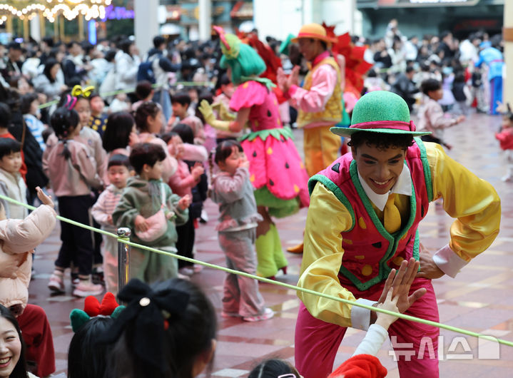 [서울=뉴시스] 배훈식 기자 = 9일 오후 서울 송파구 롯데월드 어드벤처에서 겨울 시즌 메인 공연 '해피 크리스마스 퍼레이드'가 펼쳐지고 있다. 롯데월드는 오는 22일부터 내년 3월 2일 까지 '프린세스 캐치! 티니핑'과 함께하는 '트윙클 미라클 윈터'를 진행한다. 2025.12.09. dahora83@newsis.com