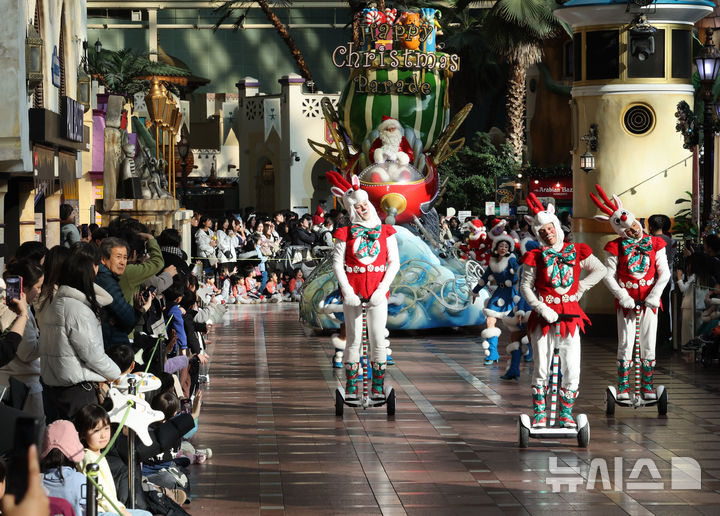 [서울=뉴시스] 배훈식 기자 = 9일 오후 서울 송파구 롯데월드 어드벤처에서 겨울 시즌 메인 공연 '해피 크리스마스 퍼레이드'가 펼쳐지고 있다. 롯데월드는 오는 22일부터 내년 3월 2일 까지 '프린세스 캐치! 티니핑'과 함께하는 '트윙클 미라클 윈터'를 진행한다. 2025.12.09. dahora83@newsis.com