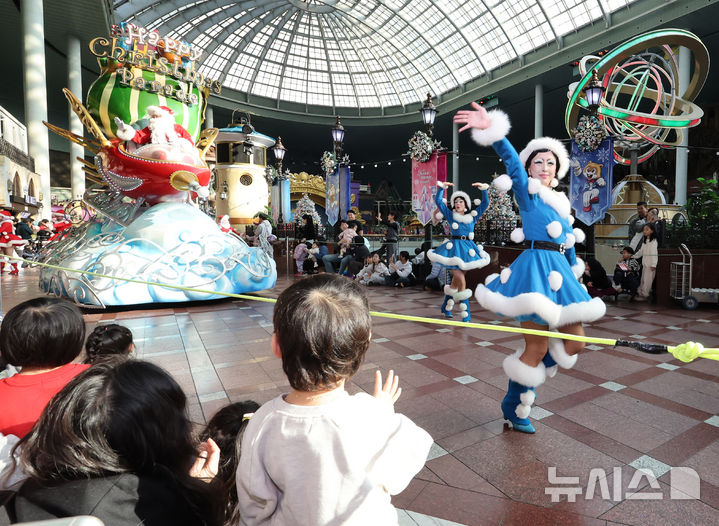 [서울=뉴시스] 배훈식 기자 = 9일 오후 서울 송파구 롯데월드 어드벤처에서 겨울 시즌 메인 공연 '해피 크리스마스 퍼레이드'가 펼쳐지고 있다. 롯데월드는 오는 22일부터 내년 3월 2일 까지 '프린세스 캐치! 티니핑'과 함께하는 '트윙클 미라클 윈터'를 진행한다. 2025.12.09. dahora83@newsis.com