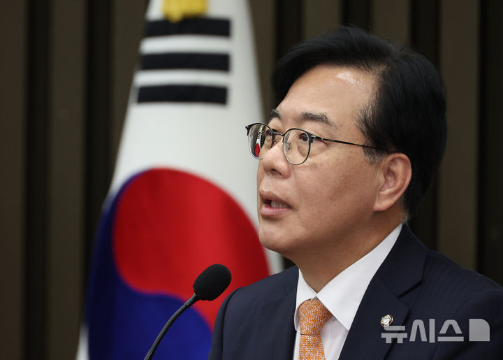 [서울=뉴시스] 김금보 기자 = 송언석 국민의힘 원내대표가 9일 서울 여의도 국회에서 열린 의원총회에서 발언을 하고 있다. 2025.12.09. kgb@newsis.com