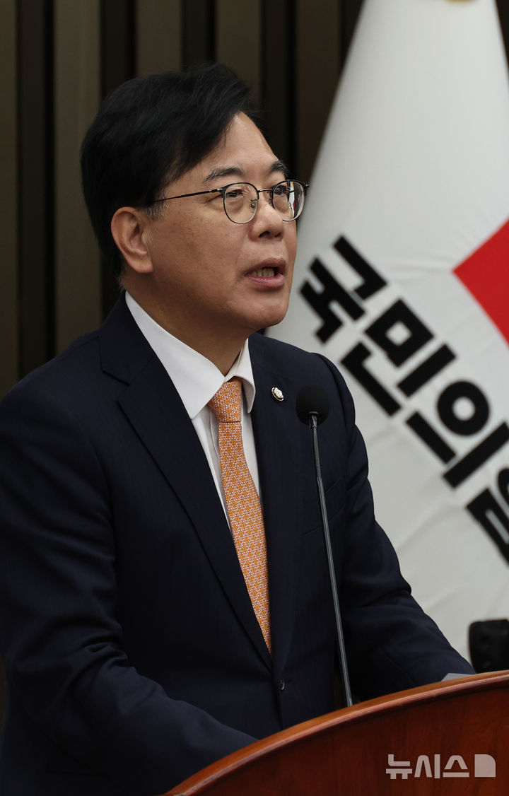 [서울=뉴시스] 김금보 기자 = 송언석 국민의힘 원내대표가 9일 서울 여의도 국회에서 열린 의원총회에서 발언을 하고 있다. 2025.12.09. kgb@newsis.com