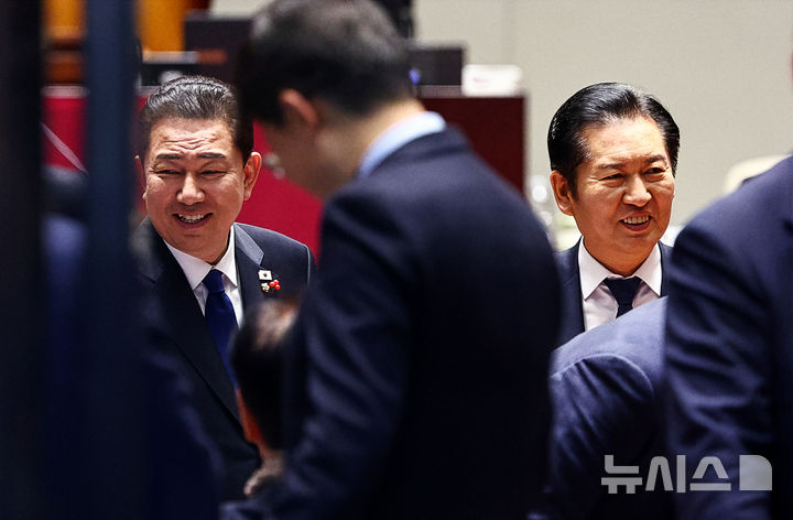 [서울=뉴시스] 김명년 기자 = 정청래(오른쪽) 더불어민주당 대표가 지난 9일 오후 서울 여의도 국회 예결위장에서 열린 의원총회에 김병기 원내대표와 참석해 있다. 2025.12.09. kmn@newsis.com