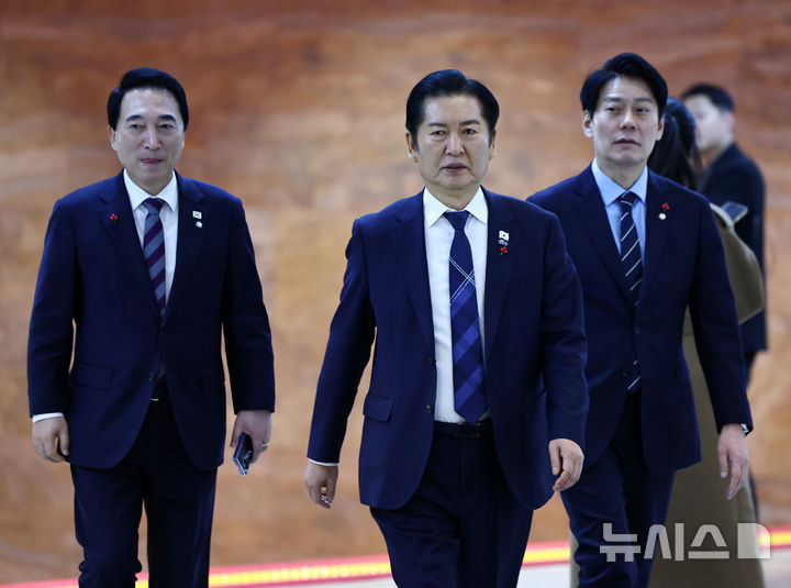 [서울=뉴시스] 김명년 기자 = 정청래 더불어민주당 대표가 지난 9일 오전 서울 여의도 국회 예결위장에서 열린 의원총회에 참석하기 위해 이동하고 있다. 2025.12.10. kmn@newsis.com