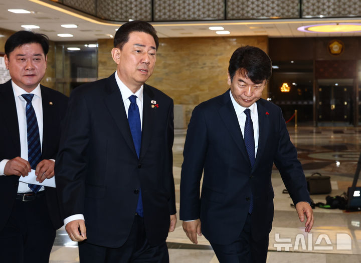 [서울=뉴시스] 김명년 기자 = 김병기 더불어민주당 원내대표와 문진석 원내운영수석부대표가 9일 오후 서울 여의도 국회 예결위장에서 열린 의원총회에 참석하기 위해 이동하고 있다. 2025.12.09. kmn@newsis.com