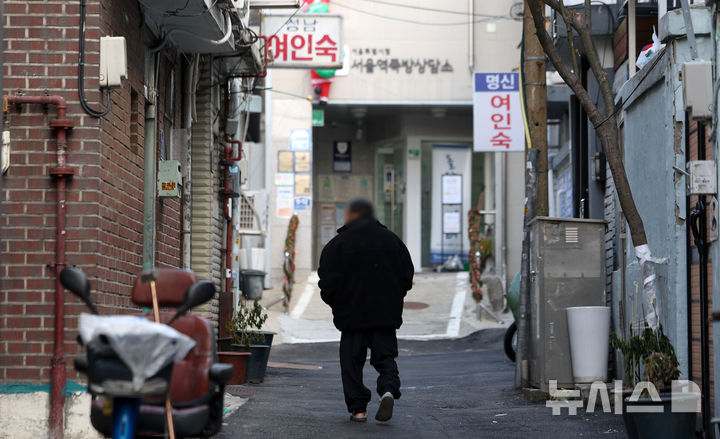 [서울=뉴시스] 김선웅 기자 = 지난 9일 서울의 노년층 1인가구 밀집 지역의 모습. 2025.12.09. mangusta@newsis.com