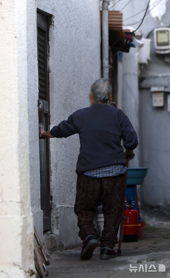 [서울=뉴시스] 국내 1인 가구 비율이 역대 최고치를 기록했다. 국가데이터처 '2025 통계로 보는 1인 가구'에 따르면 2024년 기준 1인 가구는 804만5000가구로 전체의 36.1%로 집계됐다. (사진=뉴시스DB) mangusta@newsis.com
