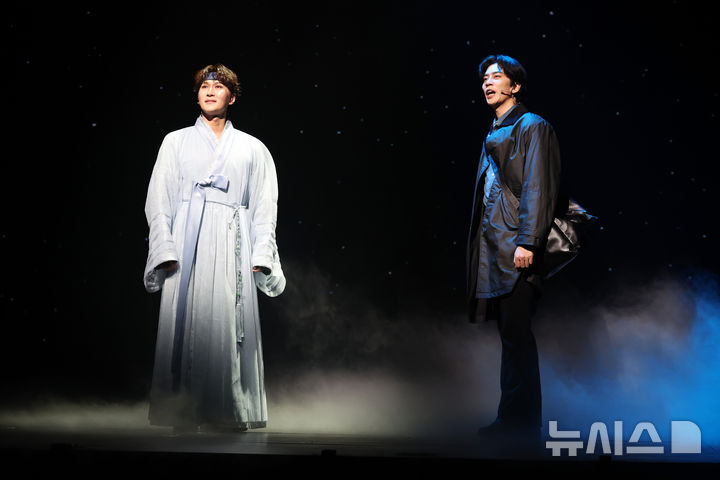 [서울=뉴시스] 박진희 기자 = 뮤지컬 '한복 입은 남자' 배우 신성록과 박은태가 9일 서울 중구 충무아트센터 대극장에서 주요 장면 시연을 하고 있다. 2025.12.09. pak7130@newsis.com