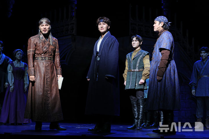 [서울=뉴시스] 박진희 기자 = 뮤지컬 '한복 입은 남자' 출연 배우들이 9일 서울 중구 충무아트센터 대극장에서 주요 장면 시연을 하고 있다. 2025.12.09. pak7130@newsis.com