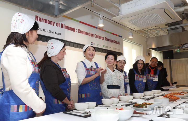 [서울=뉴시스] 고범준 기자 = 김혜경 여사가 9일 서울 종로구 북촌 한식문화공간 이음에서 열린 주한대사 배우자 초청 김장 행사에서 김치를 설명하고 있다. 2025.12.09. bjko@newsis.com