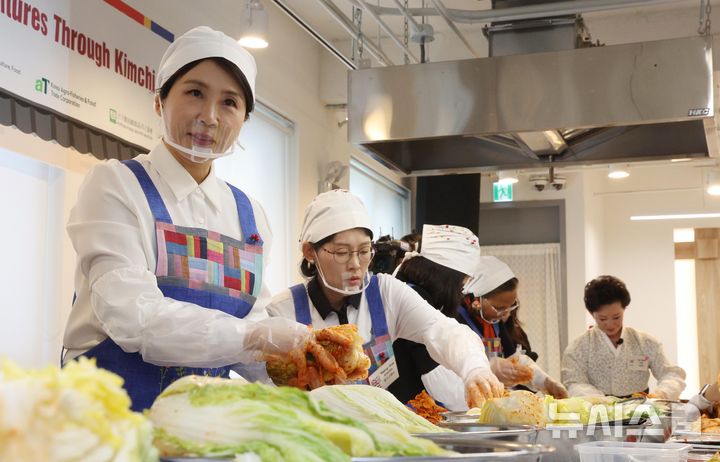 [서울=뉴시스] 고범준 기자 = 김혜경 여사가 9일 서울 종로구 북촌 한식문화공간 이음에서 열린 주한대사 배우자 초청 김장 행사에서 주한 외국대사 배우자들과 함께 김치를 담그고 있다. 2025.12.09. bjko@newsis.com