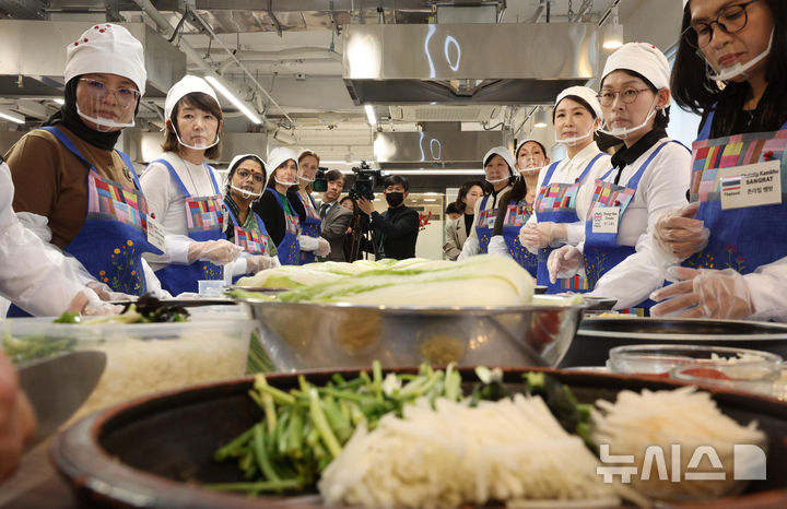 [서울=뉴시스] 고범준 기자 = 김혜경 여사가 9일 서울 종로구 북촌 한식문화공간 이음에서 열린 주한대사 배우자 초청 김장 행사에서 주한 외국대사 배우자들과 함께 이하연 명인의 설명을 듣고 있다. 2025.12.09. bjko@newsis.com