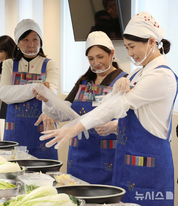 [서울=뉴시스] 고범준 기자 = 김혜경 여사가 9일 서울 종로구 북촌 한식문화공간 이음에서 열린 주한대사 배우자 초청 김장 행사에서 장갑을 착용하고 있다. 2025.12.09. bjko@newsis.com