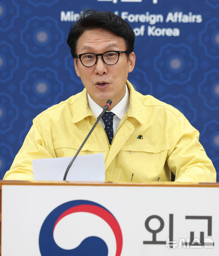 [서울=뉴시스] 추상철 기자 = 김민석 국무총리가 9일 오후 서울 종로구 정부서울청사 외교부 종합상황실에서 열린 재외국민 보호 점검회의에서 발언하고 있다. 2025.12.09. scchoo@newsis.com