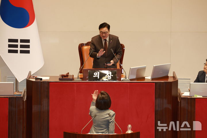 [서울=뉴시스] 고승민 기자 = 나경원 국민의힘 의원이 9일 서울 여의도 국회에서 열린 제429회국회(정기회) 제16차 본회의에서 가맹사업거래의 공정화에 관한 법률 일부개정법률안에 대한 필리버스터를 하면서 다른 내용에 대한 발언을 이어가자 우원식 국회의장이 이에 대한 경고를 하고 있다. 2025.12.09. kkssmm99@newsis.com
