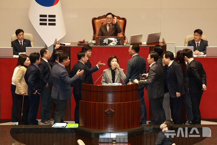 [서울=뉴시스] 고승민 기자 = 나경원 국민의힘 의원이 9일 서울 여의도 국회에서 열린 제429회국회(정기회) 제16차 본회의에서 가맹사업거래의 공정화에 관한 법률 일부개정법률안에 대한 필리버스터를 하던 중 의제와는 관련없는 발언을 이어가자 여야 의원들이 나와 언쟁을 벌이고 있다. 2025.12.09. kkssmm99@newsis.com