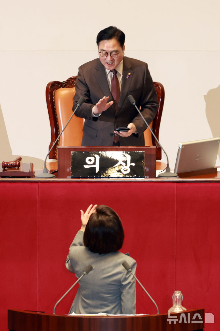 [서울=뉴시스] 고승민 기자 = 우원식 국회의장이 9일 서울 여의도 국회에서 열린 제429회국회(정기회) 제16차 본회의에서 나경원 국민의힘 의원이 가맹사업거래의 공정화에 관한 법률 일부개정법률안에 대한 필리버스터를 하던 중 의제와는 관련없는 발언을 이어가자 나 의원과 언쟁을 벌이고 있다. 2025.12.09. kkssmm99@newsis.com