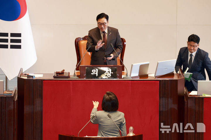 [서울=뉴시스] 고승민 기자 = 우원식 국회의장이 9일 서울 여의도 국회에서 열린 제429회국회(정기회) 제16차 본회의에서 나경원 국민의힘 의원이 가맹사업거래의 공정화에 관한 법률 일부개정법률안에 대한 필리버스터를 하던 중 의제와는 관련없는 발언을 이어가자 나 의원과 언쟁을 벌이고 있다. 2025.12.09. kkssmm99@newsis.com