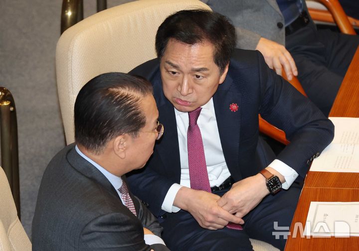 [서울=뉴시스] 조성봉 기자 = 김기현 국민의힘 의원이&nbsp; 9일 오후 서울 여의도 국회에서 열린 제429회국회(정기회) 제16차 본회의에서 권영세 의원과 대화를 하고 있다.2025.12.09. suncho21@newsis.com