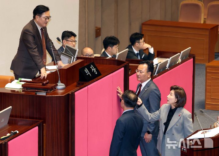 [서울=뉴시스] 조성봉 기자 = 우원식 국회의장이 9일 서울 여의도 국회에서 열린 제429회국회(정기회) 제16차 본회의에서 가맹사업거래의 공정화에 관한 법률 일부개정법률안에 대한 무제한 토론을 하는 나경원 국민의힘 의원과 대화를 하고 있다. 2025.12.09. suncho21@newsis.com