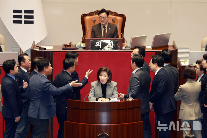 [서울=뉴시스] 고승민 기자 = 나경원 국민의힘 의원이 9일 서울 여의도 국회에서 열린 제429회국회(정기회) 제16차 본회의에서 가맹사업거래의 공정화에 관한 법률 일부개정법률안에 대한 필리버스터를 하던 중 의제와는 관련없는 발언을 이어가자 여야 의원들이 나와 언쟁을 벌이고 있다. 2025.12.09. kkssmm99@newsis.com