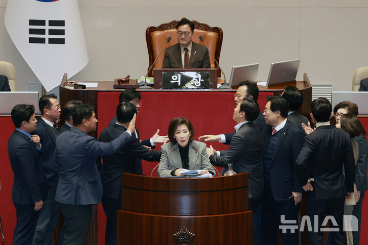 [서울=뉴시스] 고승민 기자 = 나경원 국민의힘 의원이 9일 서울 여의도 국회에서 열린 제429회국회(정기회) 제16차 본회의에서 가맹사업거래의 공정화에 관한 법률 일부개정법률안에 대한 필리버스터를 하던 중 의제와는 관련없는 발언을 이어가자 여야 의원들이 나와 언쟁을 벌이고 있다. 2025.12.09. kkssmm99@newsis.com