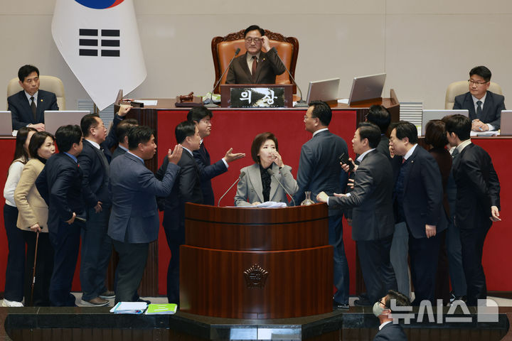 [서울=뉴시스] 고승민 기자 = 나경원 국민의힘 의원이 9일 서울 여의도 국회에서 열린 제429회국회(정기회) 제16차 본회의에서 가맹사업거래의 공정화에 관한 법률 일부개정법률안에 대한 필리버스터를 하던 중 의제와는 관련없는 발언을 이어가며 물을 마시고 있다. 여야 의원들이 나와 언쟁을 벌이고 있다. 2025.12.09. kkssmm99@newsis.com