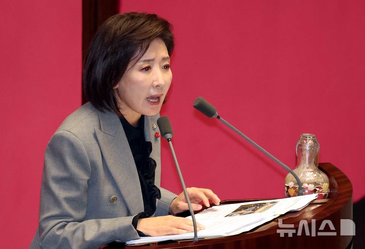 [서울=뉴시스] 조성봉 기자 = 나경원 국민의힘 의원이 9일 서울 여의도 국회에서 열린 제429회국회(정기회) 제16차 본회의에서 가맹사업거래의 공정화에 관한 법률 일부개정법률안에 대한 무제한토론을 하고 있다. 2025.12.09. suncho21@newsis.com