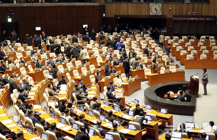 [서울=뉴시스] 조성봉 기자 = 나경원 국민의힘 의원이 지난 9일 서울 여의도 국회에서 열린 제429회국회(정기회) 제16차 본회의에서 나경원 국민의힘 의원이 가맹사업거래의 공정화에 관한 법률 일부개정법률안에 대한 필리버스터를 시작하자 더불어민주당 의원들이 회의장을 나가고 있다. 2025.12.09. suncho21@newsis.com