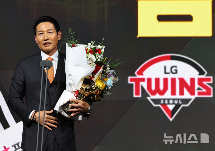 [서울=뉴시스] 최진석 기자 = LG 트윈스 염경엽 감독이 9일 서울 송파구 롯데호텔 월드에서 열린 '2025 KBO 골든글러브 시상식'에서 KBO 올해의 감독상을 수상 후 소감을 밝히고 있다. 2025.12.09. myjs@newsis.com