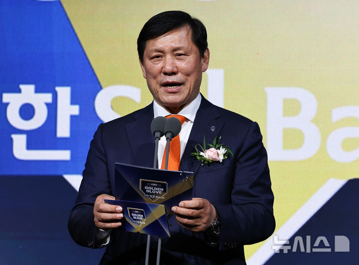 [서울=뉴시스] 최진석 기자 = 허구연 KBO 총재가 9일 서울 송파구 롯데호텔 월드에서 열린 '2025 KBO 골든글러브 시상식'에서 특별상 수상자를 호명하고 있다. 2025.12.09. myjs@newsis.com