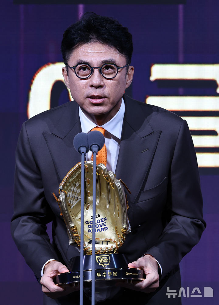 [서울=뉴시스] 최진석 기자 = 한화 이글스 손혁 단장이 9일 서울 송파구 롯데호텔 월드에서 열린 '2025 KBO 골든글러브 시상식'에서 코디 폰세의 투수 골든글러브를 대리 수상 후 폰세의 소감을 대독하고 있다. 2025.12.09. myjs@newsis.com